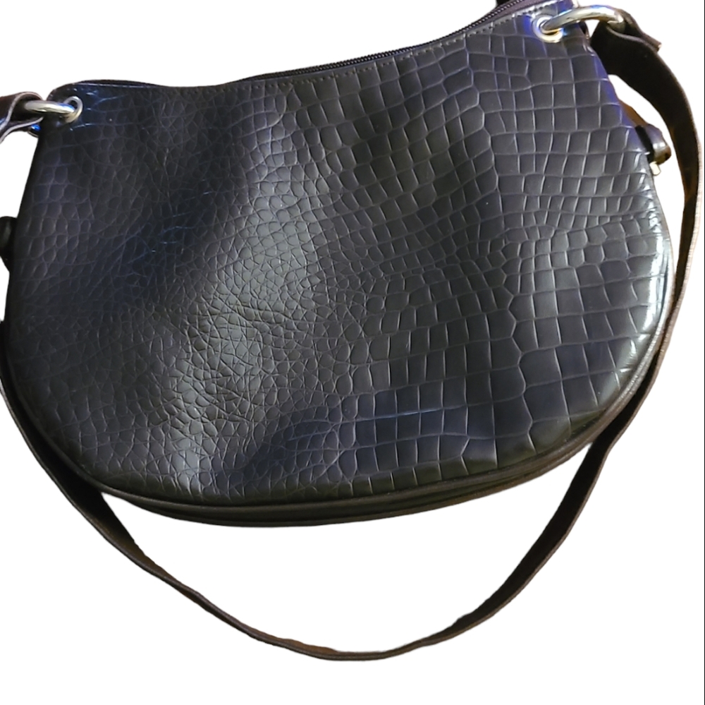 Jacqueline Smith. A shoulder bag Light weight The inside is fully lining.